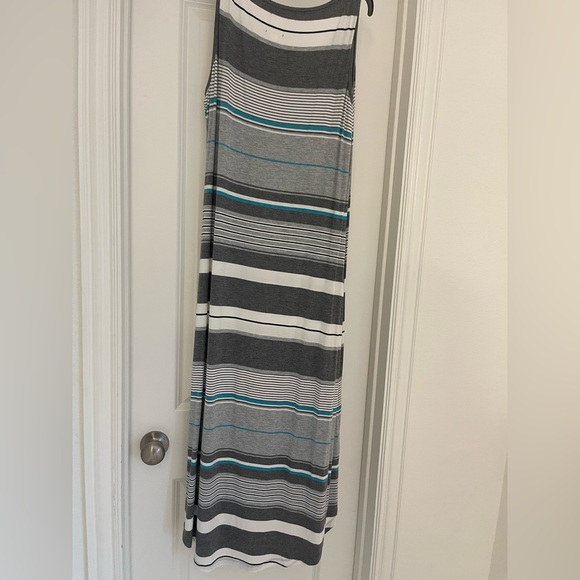 Sleeveless dress. - Picture 2 of 3